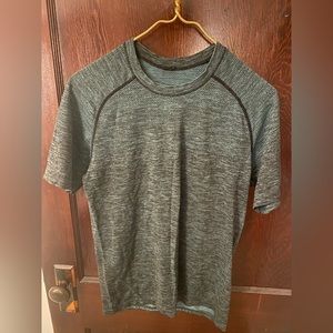 Men’s Lululemon shirt, size Small.
